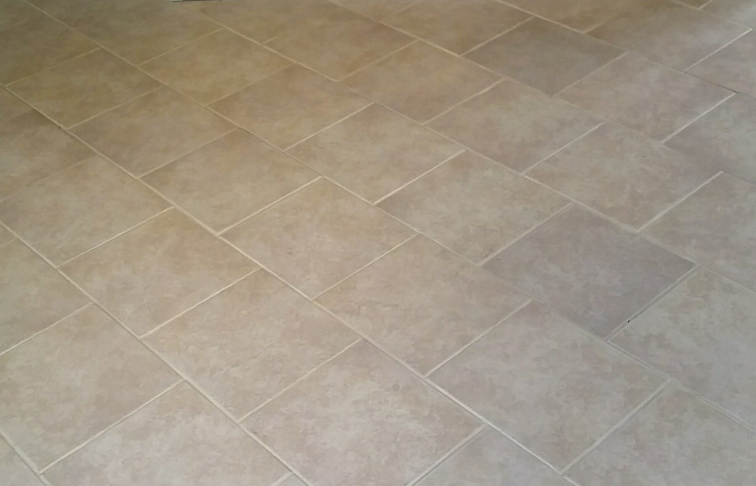 Picture of tile and grout in the living room after cleaning